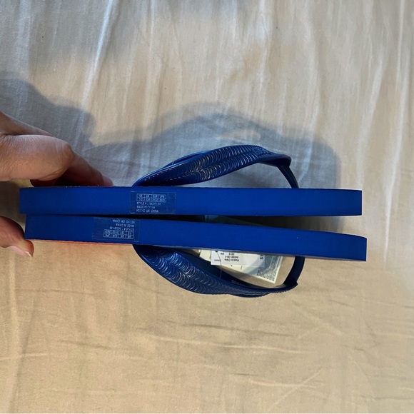 NWT Gap Boys Flip Flops Blue and Red Stripe Size 1-2 - Picture 3 of 4